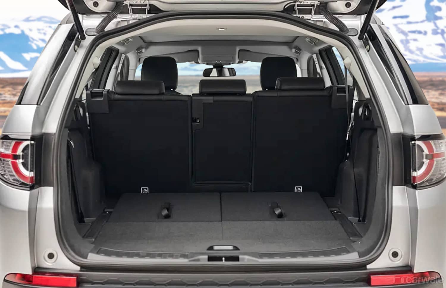Land Rover Discovery Sport blanc, SUV 4x4 avec boîte automatique, GPS, caméra de recul et sièges chauffants, idéal pour 5 passagers en Islande.
