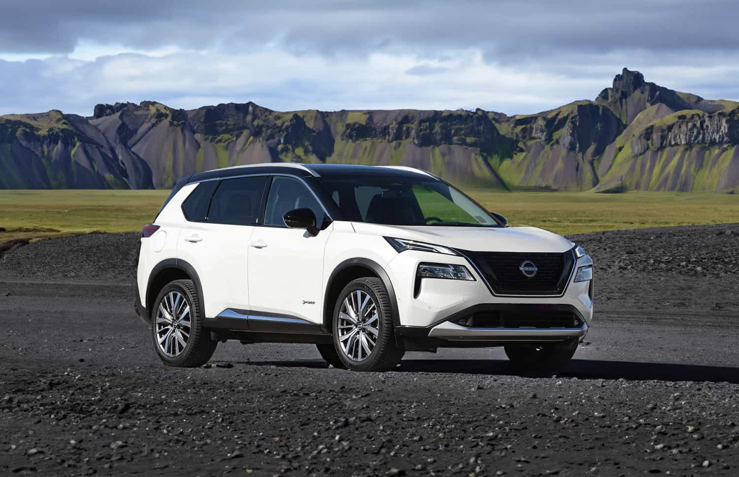 Nissan X-Trail. Parfait pour l’exploration hors route des terrains accidentés d’Islande, ce SUV de location offre des fonctionnalités de sécurité et un grand espace, idéal pour les longs voyages sur la route circulaire et au-delà.
