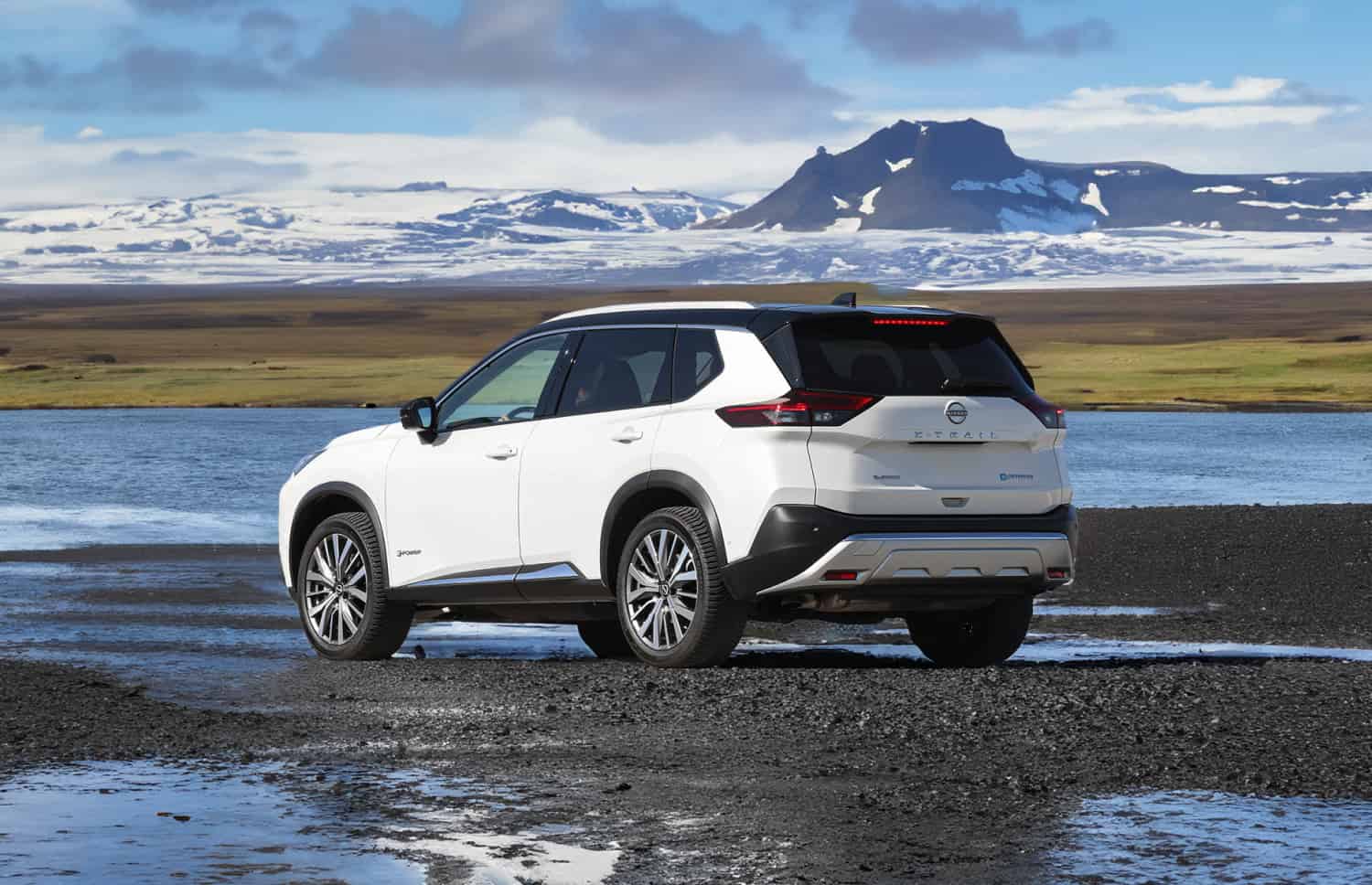Nissan X-Trail. Parfait pour l’exploration hors route des terrains accidentés d’Islande, ce SUV de location offre des fonctionnalités de sécurité et un grand espace, idéal pour les longs voyages sur la route circulaire et au-delà.