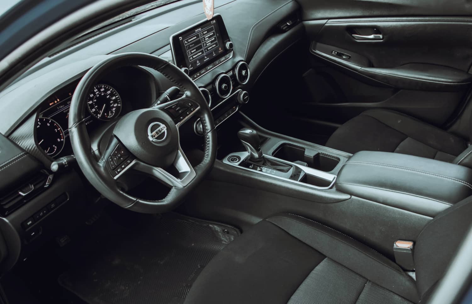 Nissan X-Trail. Parfait pour l’exploration hors route des terrains accidentés d’Islande, ce SUV de location offre des fonctionnalités de sécurité et un grand espace, idéal pour les longs voyages sur la route circulaire et au-delà.