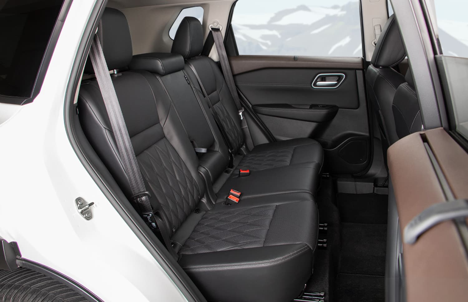 Nissan X-Trail. Parfait pour l’exploration hors route des terrains accidentés d’Islande, ce SUV de location offre des fonctionnalités de sécurité et un grand espace, idéal pour les longs voyages sur la route circulaire et au-delà.