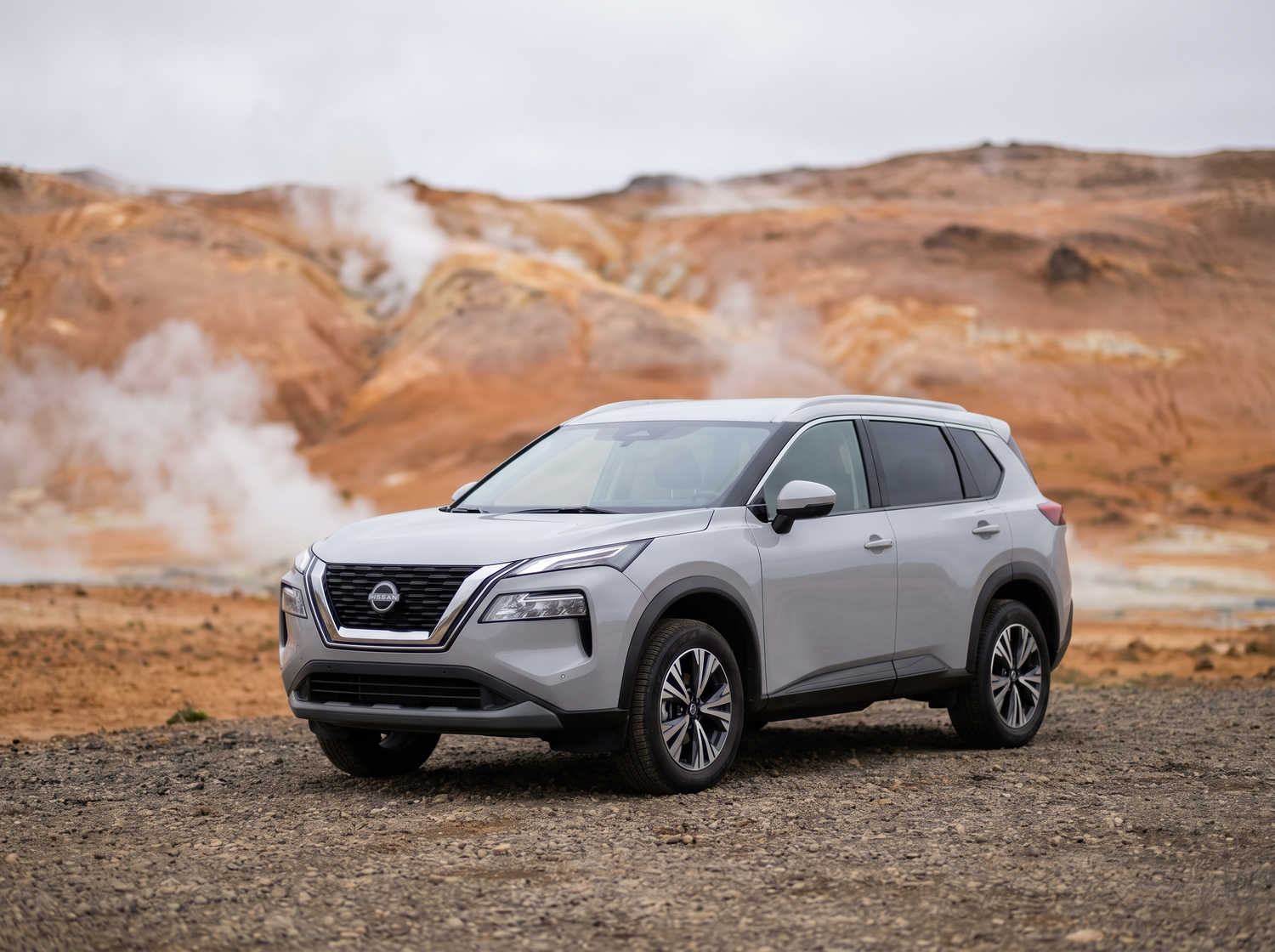 Nissan X-Trail. Parfait pour l’exploration hors route des terrains accidentés d’Islande, ce SUV de location offre des fonctionnalités de sécurité et un grand espace, idéal pour les longs voyages sur la route circulaire et au-delà.