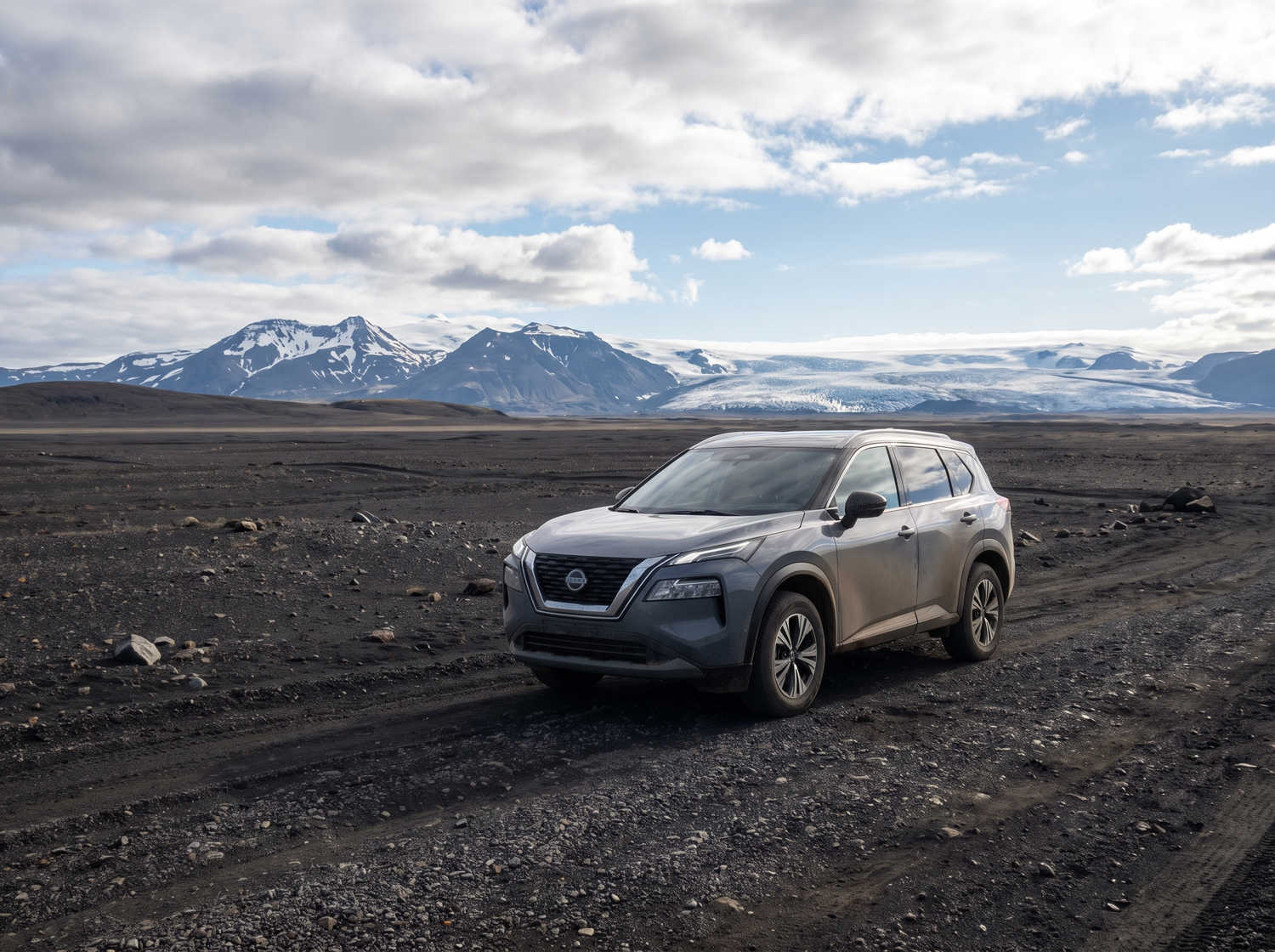 Nissan X-Trail. Parfait pour l’exploration hors route des terrains accidentés d’Islande, ce SUV de location offre des fonctionnalités de sécurité et un grand espace, idéal pour les longs voyages sur la route circulaire et au-delà.