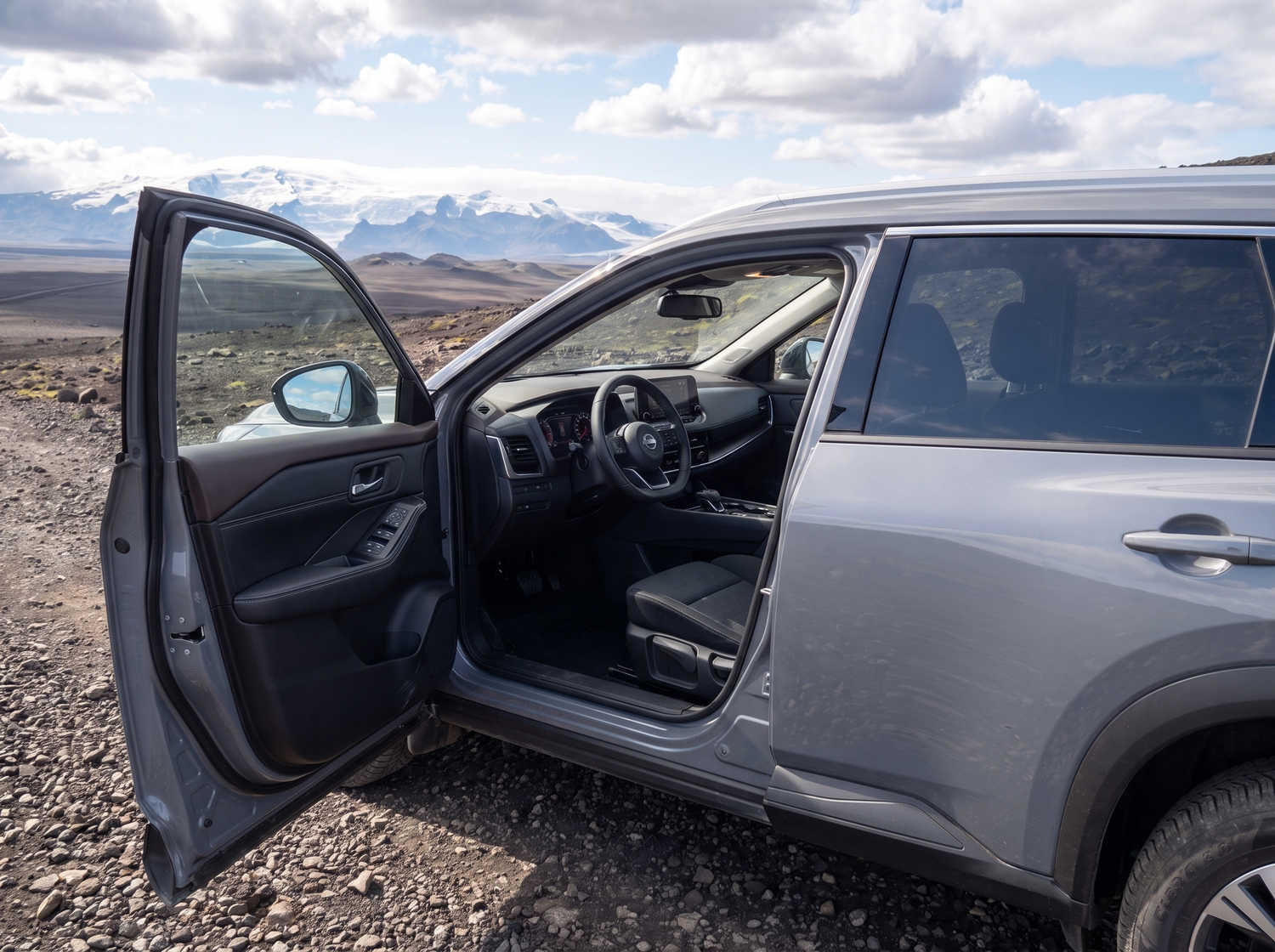 Nissan X-Trail. Parfait pour l’exploration hors route des terrains accidentés d’Islande, ce SUV de location offre des fonctionnalités de sécurité et un grand espace, idéal pour les longs voyages sur la route circulaire et au-delà.
