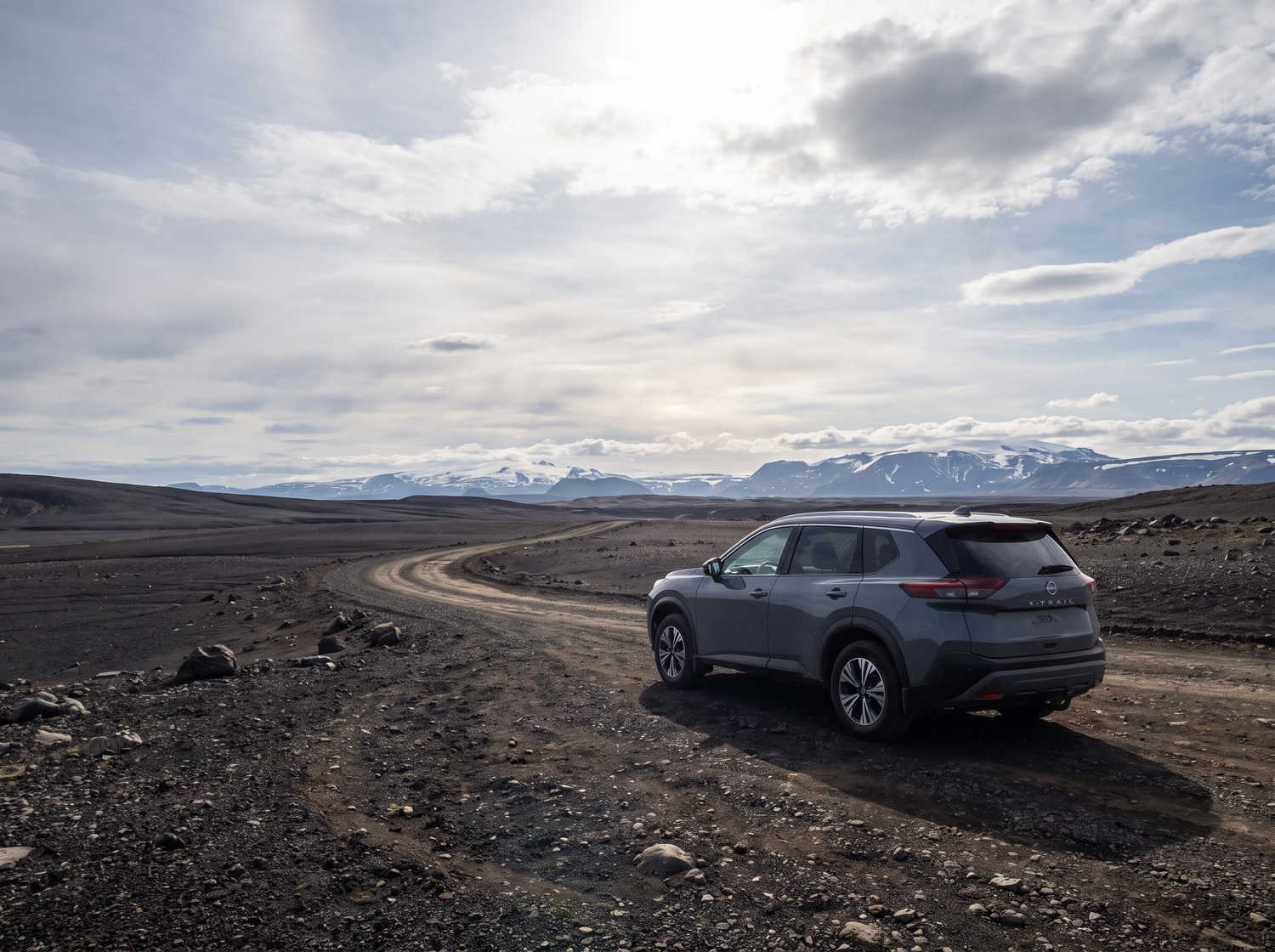 Nissan X-Trail. Parfait pour l’exploration hors route des terrains accidentés d’Islande, ce SUV de location offre des fonctionnalités de sécurité et un grand espace, idéal pour les longs voyages sur la route circulaire et au-delà.