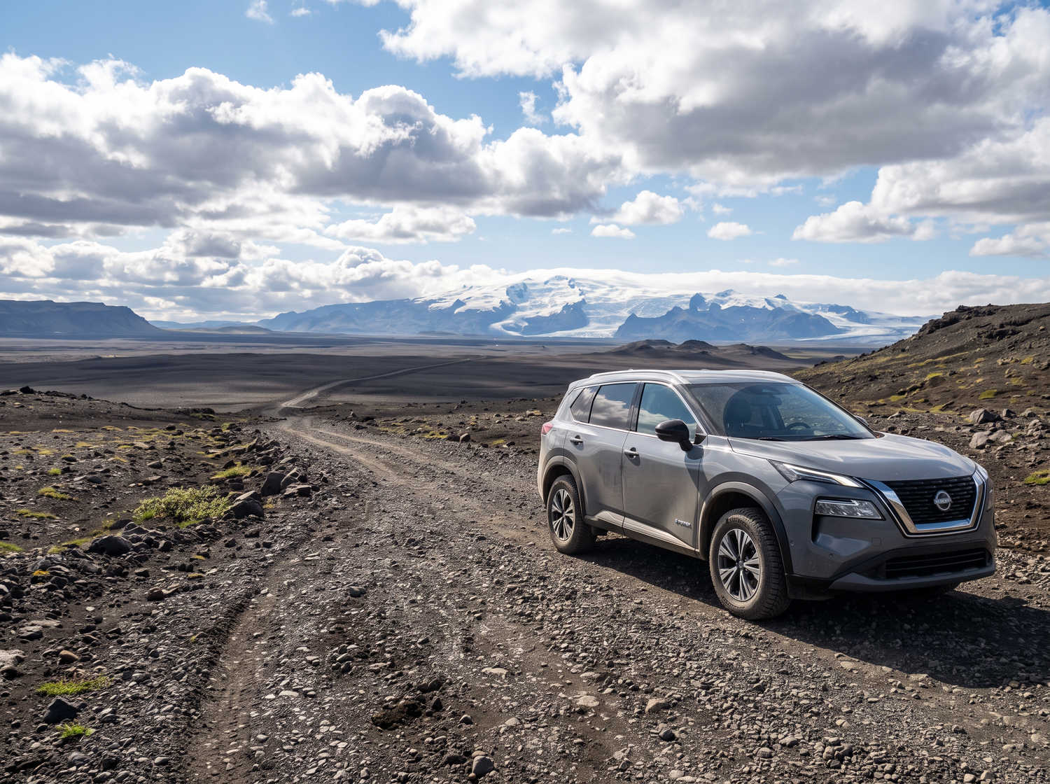 Nissan X-Trail. Parfait pour l’exploration hors route des terrains accidentés d’Islande, ce SUV de location offre des fonctionnalités de sécurité et un grand espace, idéal pour les longs voyages sur la route circulaire et au-delà.