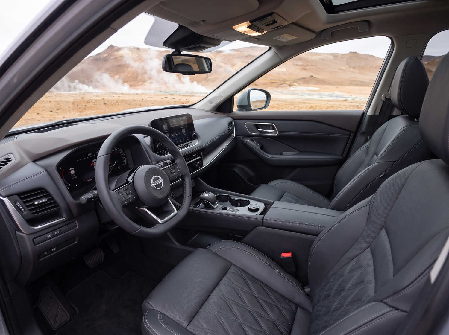 Nissan X-Trail. Parfait pour l’exploration hors route des terrains accidentés d’Islande, ce SUV de location offre des fonctionnalités de sécurité et un grand espace, idéal pour les longs voyages sur la route circulaire et au-delà.