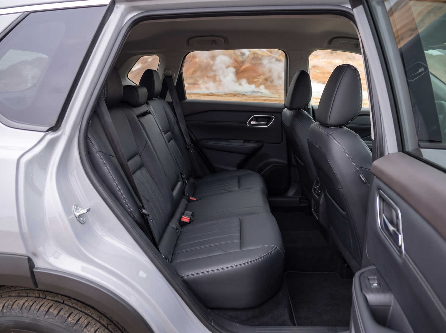 Nissan X-Trail. Parfait pour l’exploration hors route des terrains accidentés d’Islande, ce SUV de location offre des fonctionnalités de sécurité et un grand espace, idéal pour les longs voyages sur la route circulaire et au-delà.
