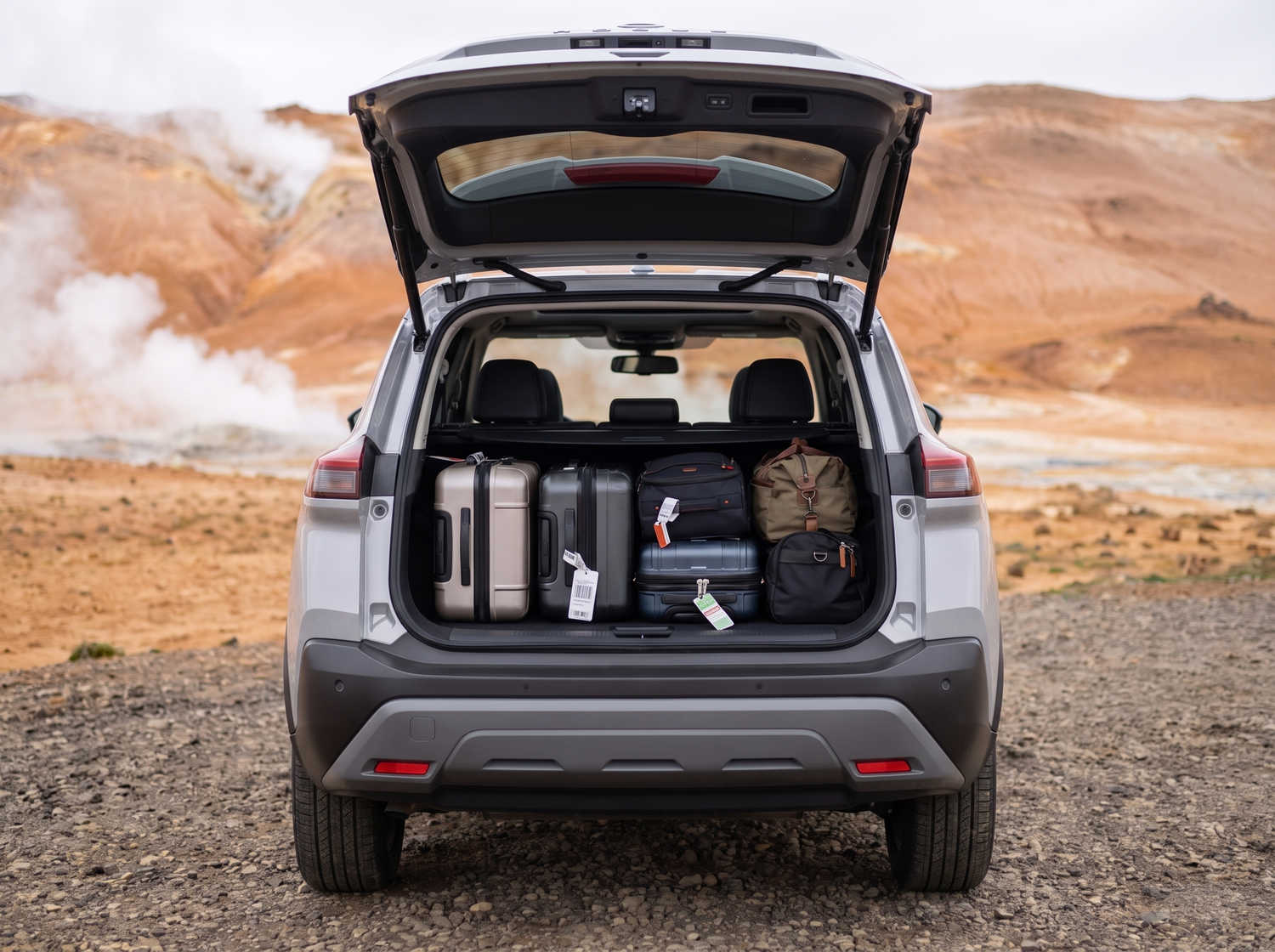 Nissan X-Trail. Parfait pour l’exploration hors route des terrains accidentés d’Islande, ce SUV de location offre des fonctionnalités de sécurité et un grand espace, idéal pour les longs voyages sur la route circulaire et au-delà.