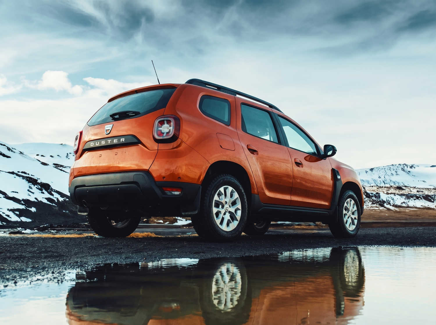 Dacia Duster d'occasion. Un véhicule de location 4x4 fiable en Islande, parfait pour la conduite hors route sur les pistes F d'Islande, avec kilométrage illimité pour explorer les terrains difficiles.
