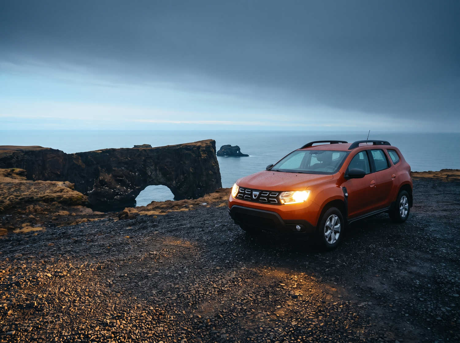 Dacia Duster d'occasion. Un véhicule de location 4x4 fiable en Islande, parfait pour la conduite hors route sur les pistes F d'Islande, avec kilométrage illimité pour explorer les terrains difficiles.