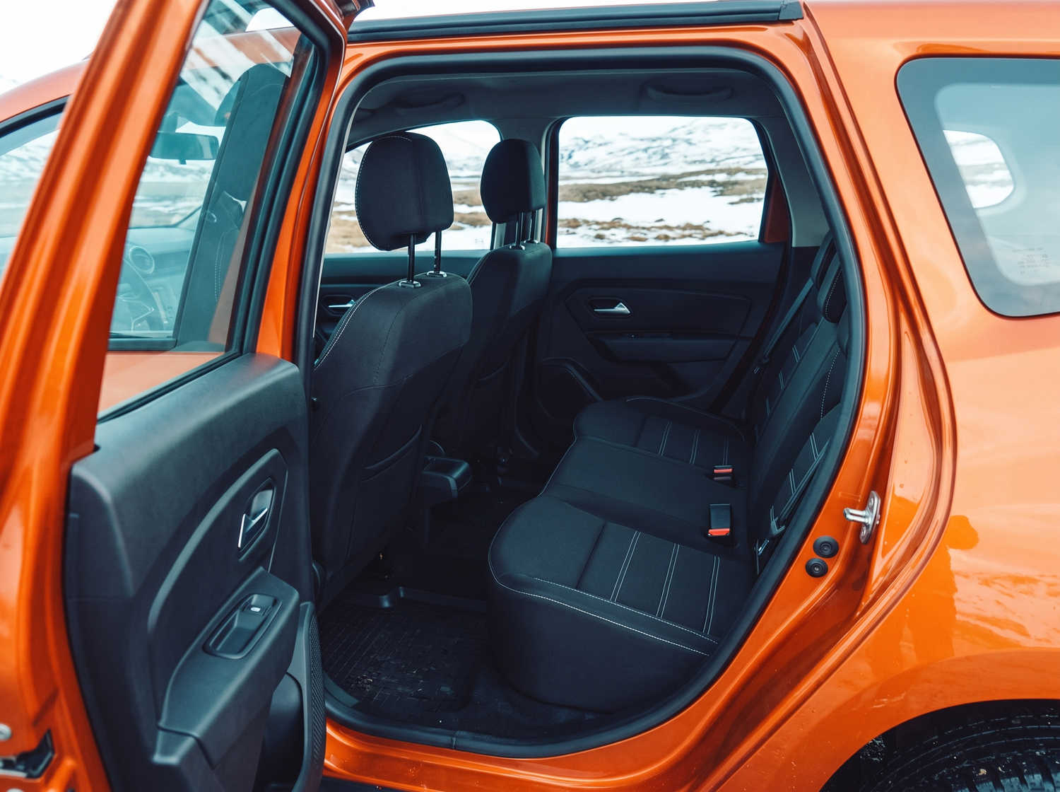 Dacia Duster d'occasion. Un véhicule de location 4x4 fiable en Islande, parfait pour la conduite hors route sur les pistes F d'Islande, avec kilométrage illimité pour explorer les terrains difficiles.