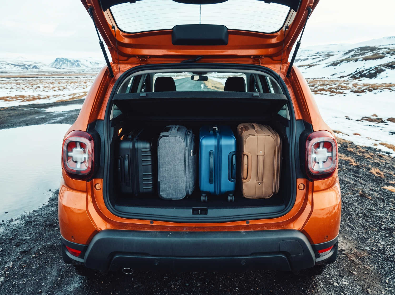 Dacia Duster d'occasion. Un véhicule de location 4x4 fiable en Islande, parfait pour la conduite hors route sur les pistes F d'Islande, avec kilométrage illimité pour explorer les terrains difficiles.