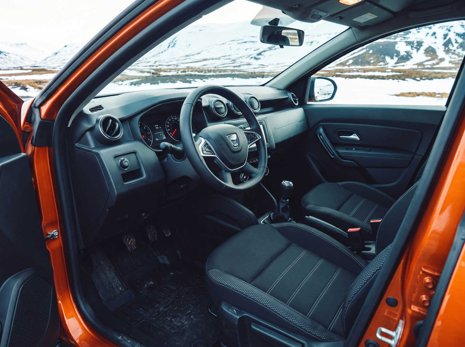 Dacia Duster d'occasion. Un véhicule de location 4x4 fiable en Islande, parfait pour la conduite hors route sur les pistes F d'Islande, avec kilométrage illimité pour explorer les terrains difficiles.